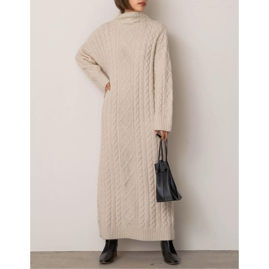新しい到着 ニットワンピース ロングワンピ マキシワンピ ロング丈 マキシ丈 ボトルネック ケーブル編み ゆったり リラクシー リラックス ストレートシルエット Iラインシルエット スタイルアップ バックスリット ブークレニット スタイリングの主役になるモードな装いの
