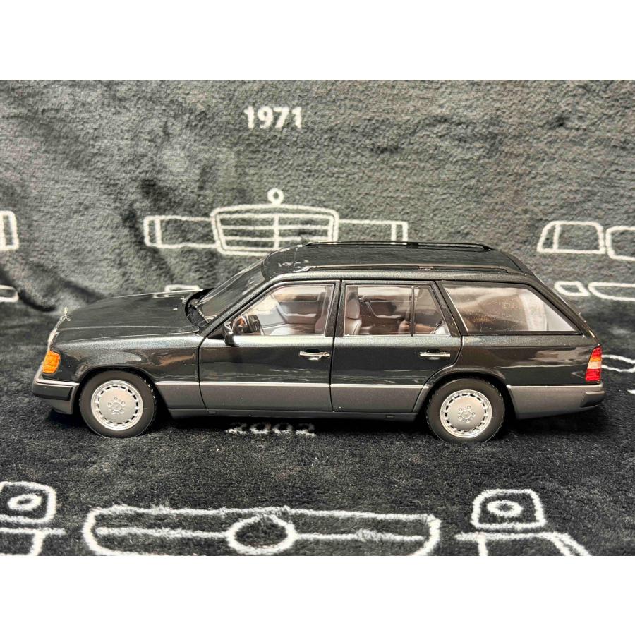 norev 1/18 Mercedes Benz 300D S124 Estate 1990 ブルーブラック