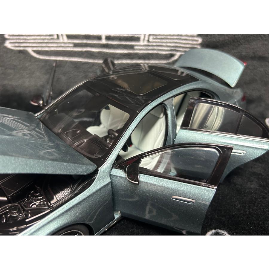 iScale iScale 1/18 Mercedes Benz E class W214 Sedan 2024 AMG Line
