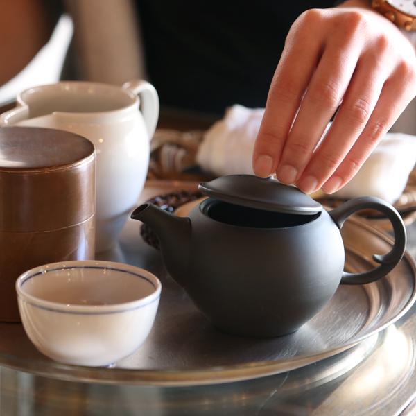 東屋 急須 丸急須 後手 烏泥 常滑焼 黒 猿山修 ティーポット 茶器 陶器