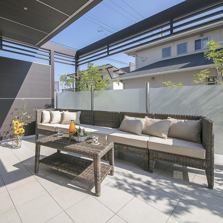 toit-terrasse-bois-banc-angle-coussins-meubles-tressés