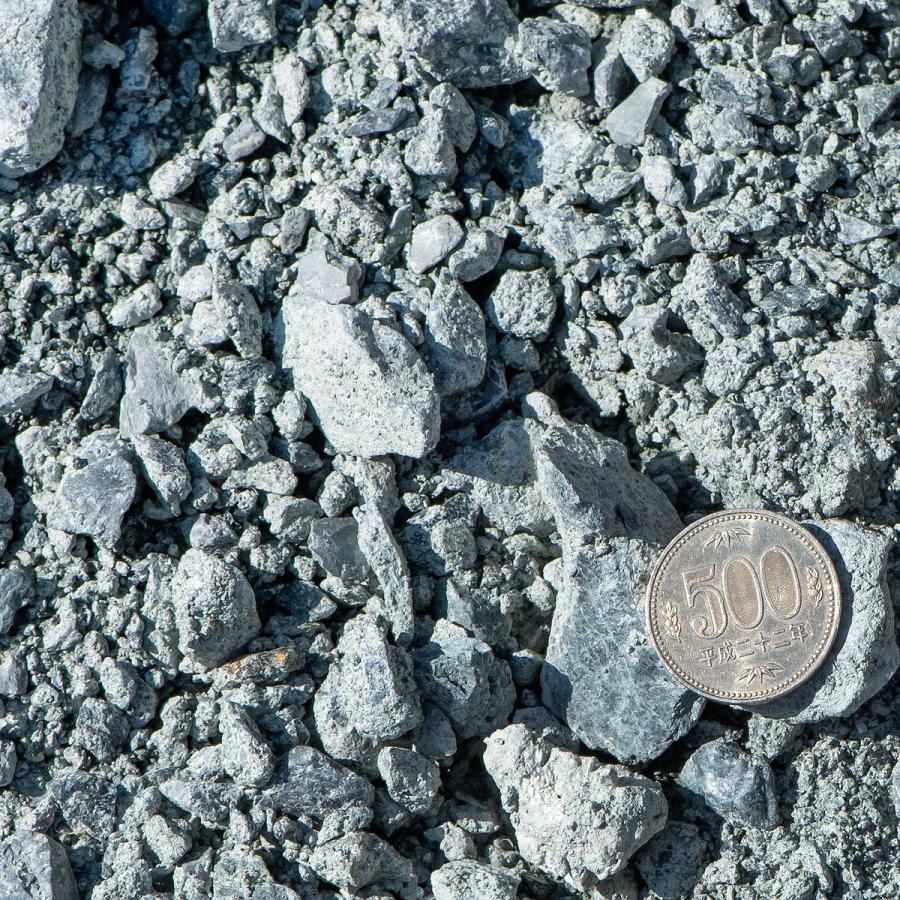 青砕石 砕石 砂利 庭 ガーデニング 庭石 砕石 砂利敷き エクステリア 外構 駐車場 1000kg 20kg×50 0-3cm 補修 下地 下地材 アプローチ 造園 天然石 青 ブルー     商品情報    サイズ：約0mm〜30mm重量/容量：1000kg種類：砕石・青砕石国内産天然石の自然素材の青砕石です。石質が固く車の重量