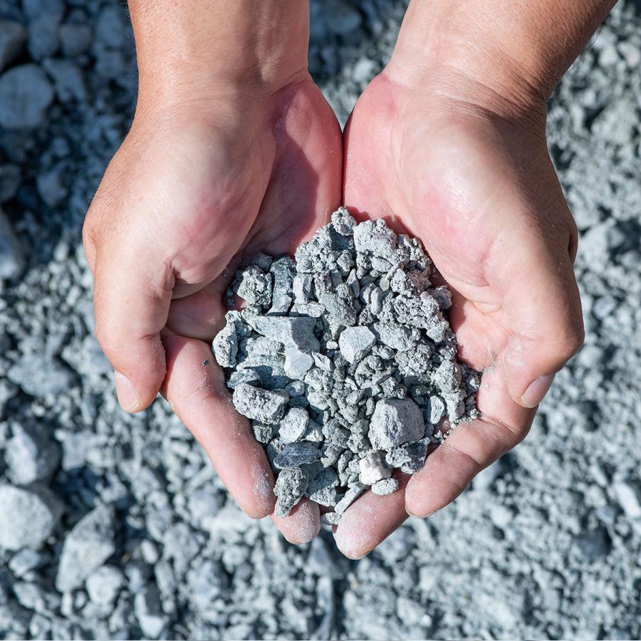 青砕石 砕石 砂利 庭 ガーデニング 庭石 砕石 砂利敷き エクステリア 外構 駐車場 1000kg 20kg×50 0-3cm 補修 下地 下地材 アプローチ 造園 天然石 青 ブルー     商品情報    サイズ：約0mm〜30mm重量/容量：1000kg種類：砕石・青砕石国内産天然石の自然素材の青砕石です。石質が固く車の重量