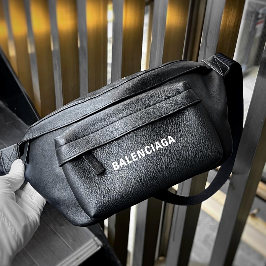 BALENCIAGA バレンシアガ Everyday Belt bag Black 552375DLQ4N BALENCIAGA バレンシアガ Everyday Belt bag Black 552375DLQ4N