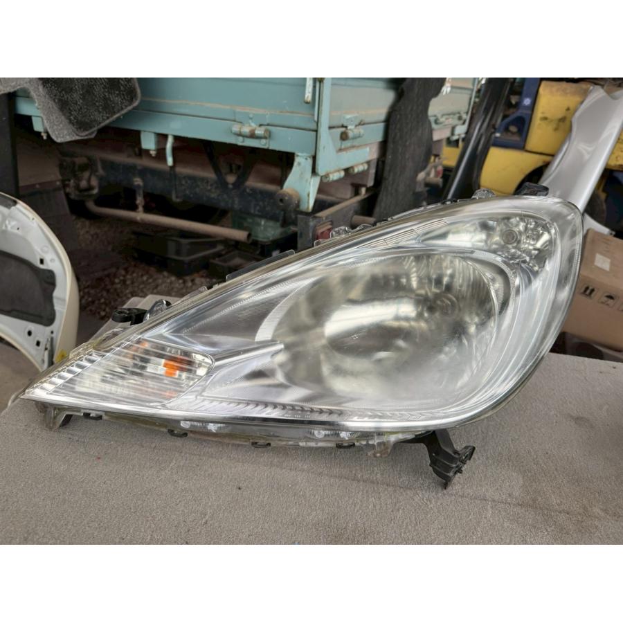 ホンダ　フィット　ヘッドライト　左 ホンダ フィット ハイブリッド 中期 (GP1) 純正 左 ヘッドライト