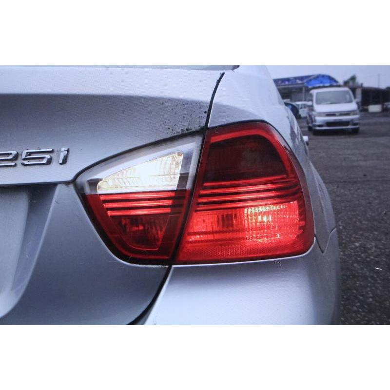 BMW BMW 325i 左ハンドル 前期 (E90) 純正 右テールランプ
