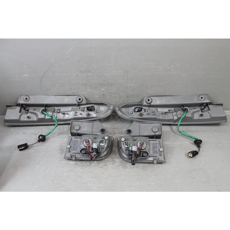 トヨタ（TOYOTA） アイシス L 後期 ZGM10 ANM10 純正 テールライト