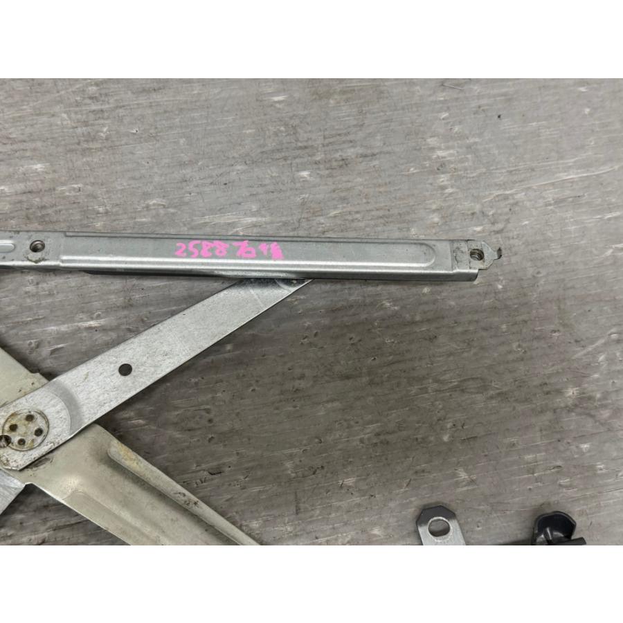クラウン 130 スーパーデラックス (GS130 GS130-AEPFK) 純正 右後