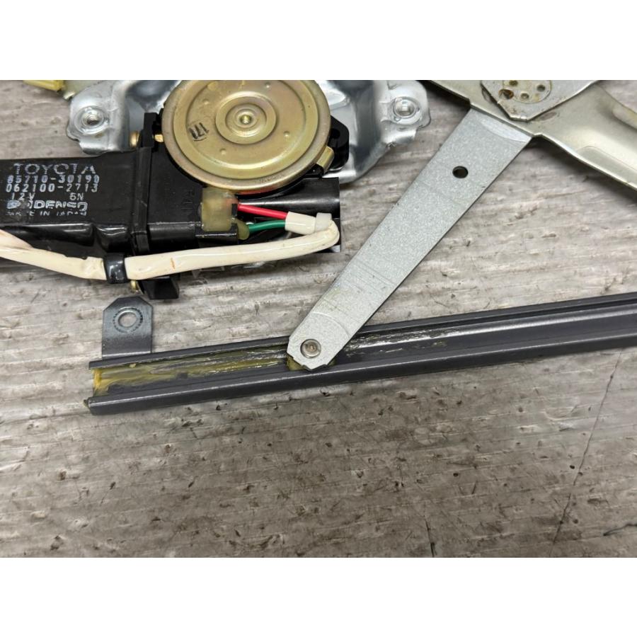 クラウン 130 スーパーデラックス (GS130 GS130-AEPFK) 純正 右後