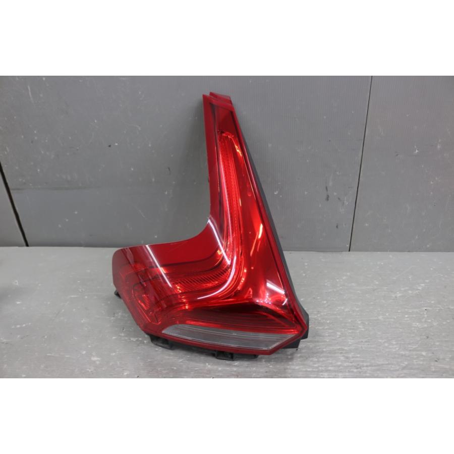 ボルボ（VOLVO） V40 T4 右H (MB4164T) 純正 テールランプ 左右セット