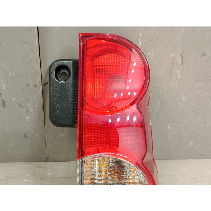 日産（NISSAN） NV200 バネット 16X-3R 7人乗り 後期 (M20) 純正 右