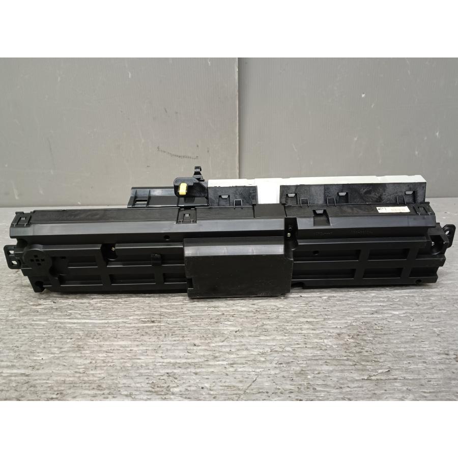 プリウス G 前期 (ZVW30 ZVW30-AHXGB) 純正 スピードメーター 181555km