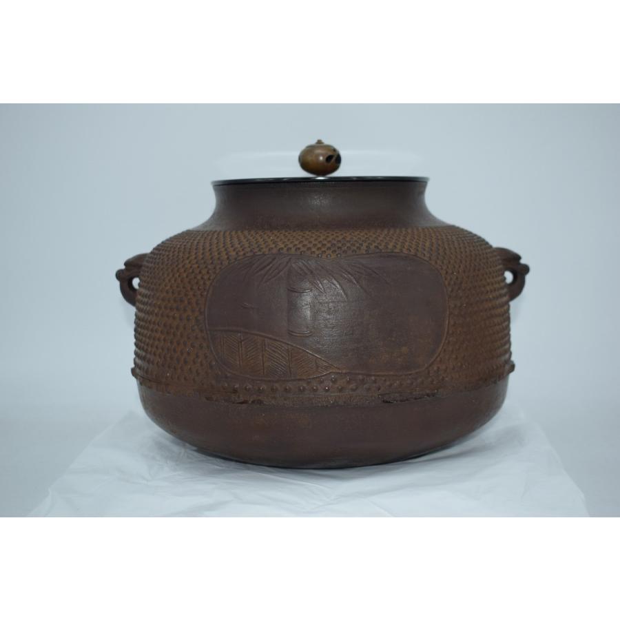 E494 送料無料　霰真形釜　了三　在銘　茶釜　茶道具　茶室　茶道　釜鐶　共箱 茶道具 釜 霰真形釜 松竹紋 加藤 了三 作 茶道 09-6117 : 月香園