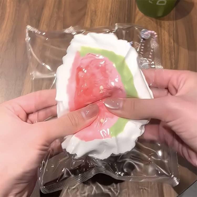 ペタペタスクイーズ グァバ スクイーズ スクイーズケーキおもちゃ 水感スクイーズ 水ベースのソフトゴム製で 弾力性が高く 袋に押し込んで スクイーズ |  | 03