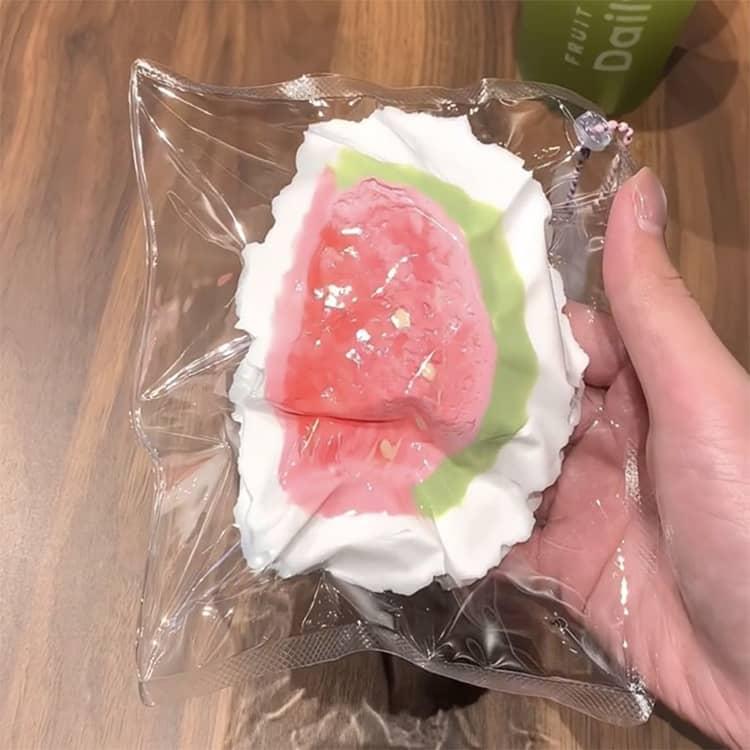 ペタペタスクイーズ グァバ スクイーズ スクイーズケーキおもちゃ 水感スクイーズ 水ベースのソフトゴム製で 弾力性が高く 袋に押し込んで スクイーズ |  | 04