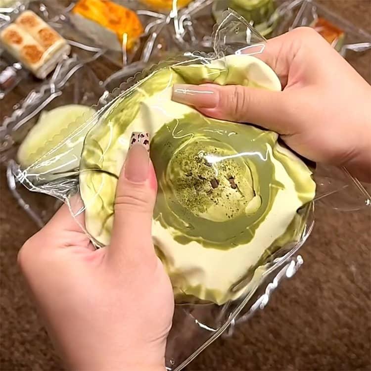 濃厚抹茶プリン 水感スクイーズ スクイーズ ぷにぷに メロジョイ スクイーズ 水感 低反発 ふわふわ 肉球 感触 おもちゃ 肉球 感触 プッシュ 食品 |  | 01