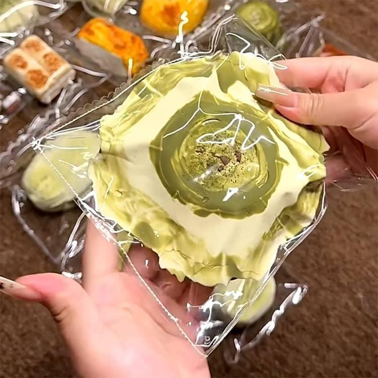 濃厚抹茶プリン 水感スクイーズ スクイーズ ぷにぷに メロジョイ スクイーズ 水感 低反発 ふわふわ 肉球 感触 おもちゃ 肉球 感触 プッシュ 食品 |  | 03