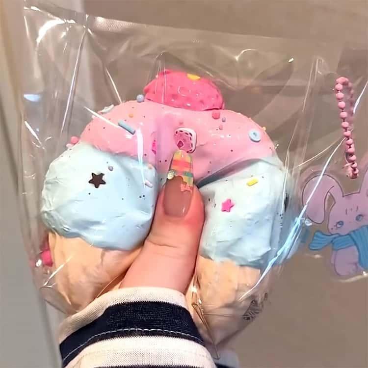 スクイーズ カップケーキ ぷにぷに 低反発 メロジョイ スクイーズ 大福 ケーキ ふわふわ おもちゃ 水感 感触 プッシュ ペタペタスクイーズ 握って |  | 02