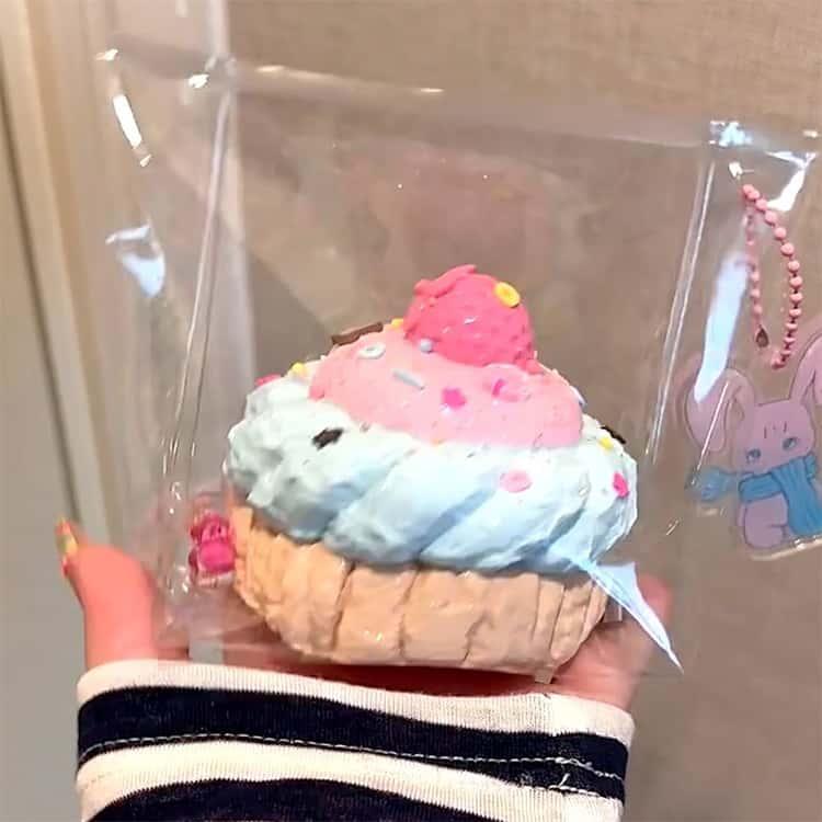 スクイーズ カップケーキ ぷにぷに 低反発 メロジョイ スクイーズ 大福 ケーキ ふわふわ おもちゃ 水感 感触 プッシュ ペタペタスクイーズ 握って |  | 03