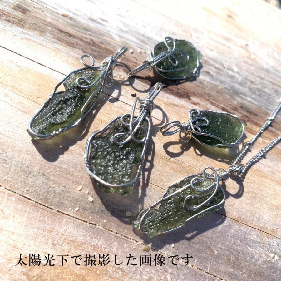 天然モルダバイトの針金アート ペンダントトップ 一点物】 モルダバイト原石 ワイヤーアート ペンダントトップ 日本製