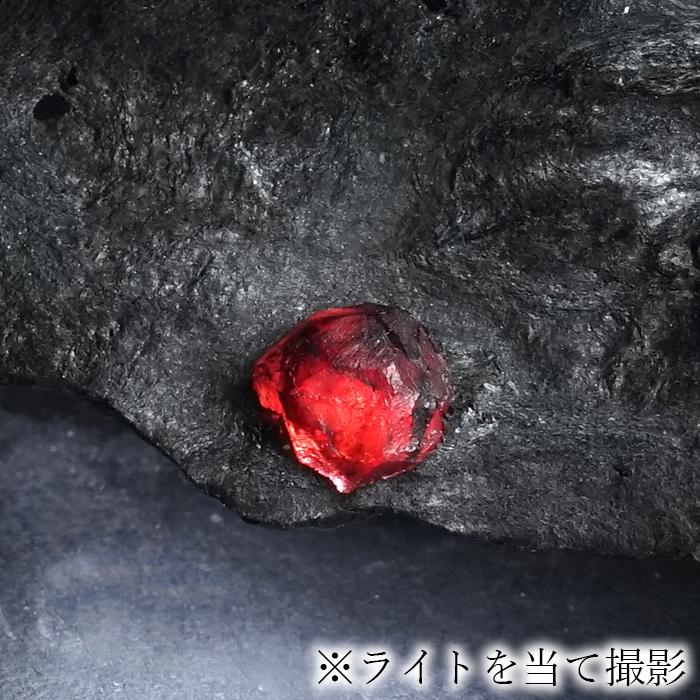 ガーネット on グラファイト 原石 約51.8g アメリカ レッドエンバーズ鉱山産 【一点もの】 鉱物 共生 標本 結晶 柘榴石 石墨 浄化 お守り パワーストーン_4
