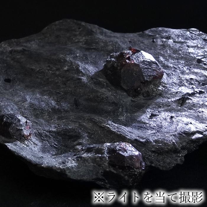 ガーネット on グラファイト 原石 約51.8g アメリカ レッドエンバーズ鉱山産 【一点もの】 鉱物 共生 標本 結晶 柘榴石 石墨 浄化 お守り パワーストーン_5