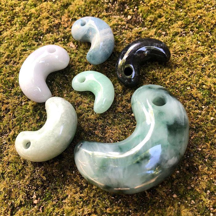 糸魚川翡翠　勾玉　珍しい色模様 勾玉／青色（入コン沢）ヒスイ | 糸魚川翡翠工房こたき