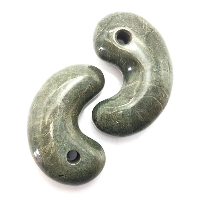 日本の石 大和光石 グリーン 勾玉 大 30mm 宮崎県産 天然石