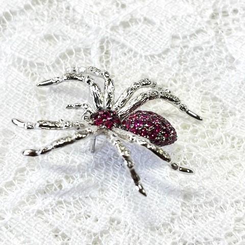 K18WG　ルビー　クモ　タイニーピン　ルビー　43石　0.63ct　ダイヤ　22石　0.06ct　Tiny Pin　ブローチ　ラペルピン　タックピン　蜘蛛の画像