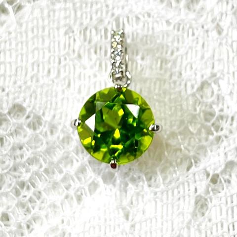 ペリドット　ペンダントトップ　Pt 900 ペリドット　直径7mm　1.55ct　Dia 0.02ct　※チェーンは付いておりません※の画像