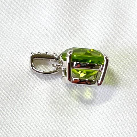 ペリドット　ペンダントトップ　Pt 900 ペリドット　直径7mm　1.55ct　Dia 0.02ct　※チェーンは付いておりません※の画像