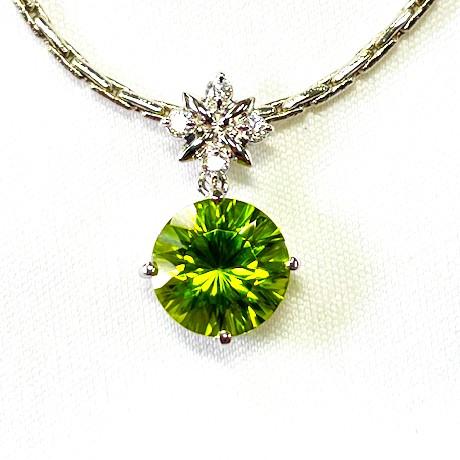 ペリドット　ペンダントトップ　Pt 900 ペリドット　8mm　2.11ct　Dia 0.05ct　※チェーンは付いておりません※の画像