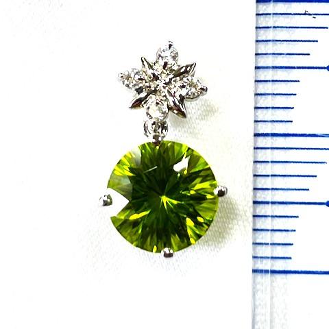 ペリドット　ペンダントトップ　Pt 900 ペリドット　8mm　2.11ct　Dia 0.05ct　※チェーンは付いておりません※の画像