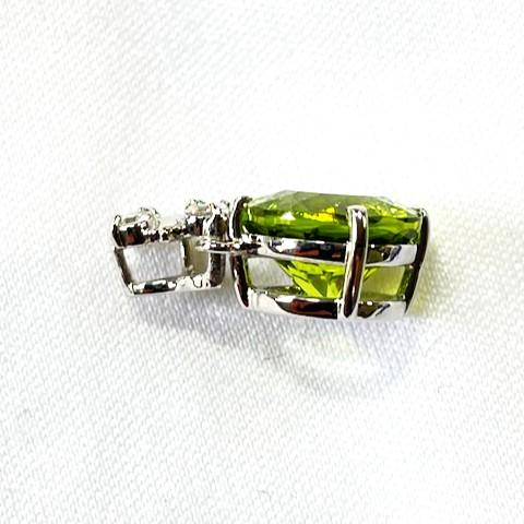ペリドット　ペンダントトップ　Pt 900 ペリドット　8mm　2.11ct　Dia 0.05ct　※チェーンは付いておりません※の画像