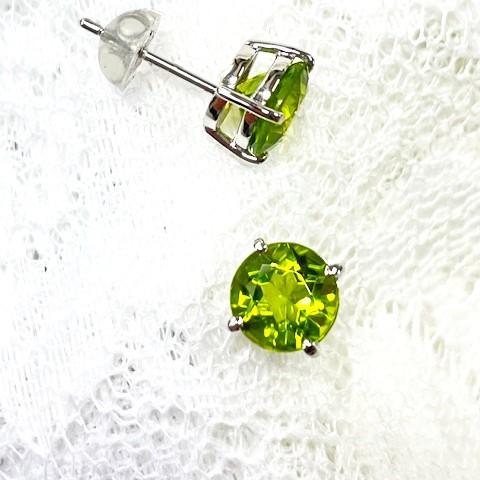 ペリドット　ピアス　Pt 900 ペリドット　直径7mm　1.35ct／1.38ctの画像