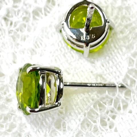 ペリドット　ピアス　Pt 900 ペリドット　直径7mm　1.35ct／1.38ctの画像