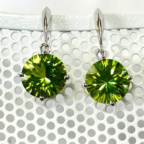 ペリドット　ピアス　Pt 900  直径8mm　2.00　1.98ct　フック式の画像