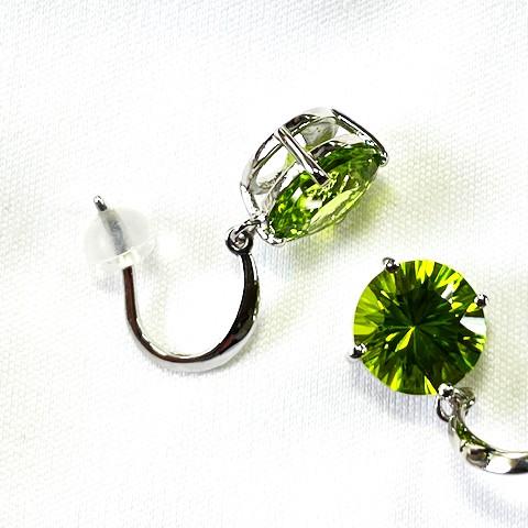 ペリドット　ピアス　Pt 900  直径8mm　2.00　1.98ct　フック式の画像