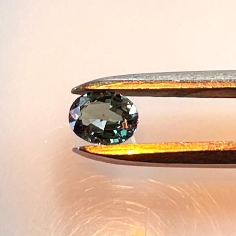 アレキサンドライト　オーバル　0.32ct　ブラジル産　ソーティング付きルースの画像