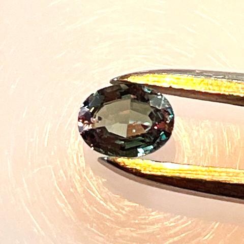 アレキサンドライト　オーバル　0.32ct　ブラジル産　ソーティング付きルースの画像