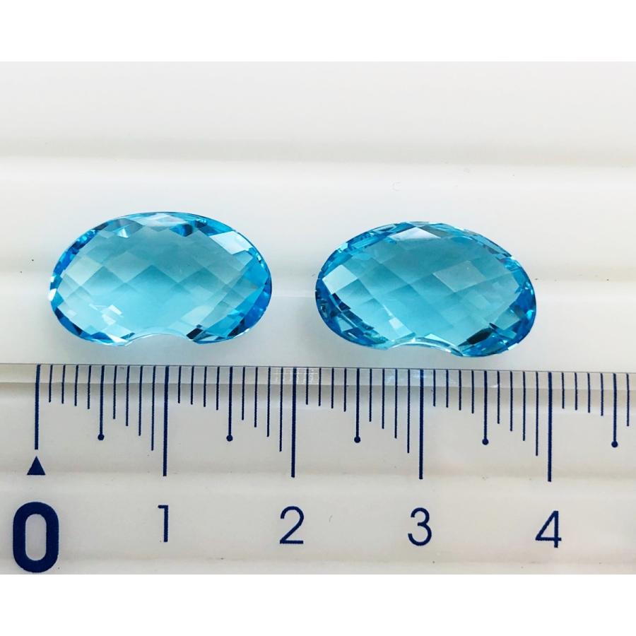 ブルートパーズ　ビーンズチェッカーカット2個セット　合計19.61ct　ルースの画像