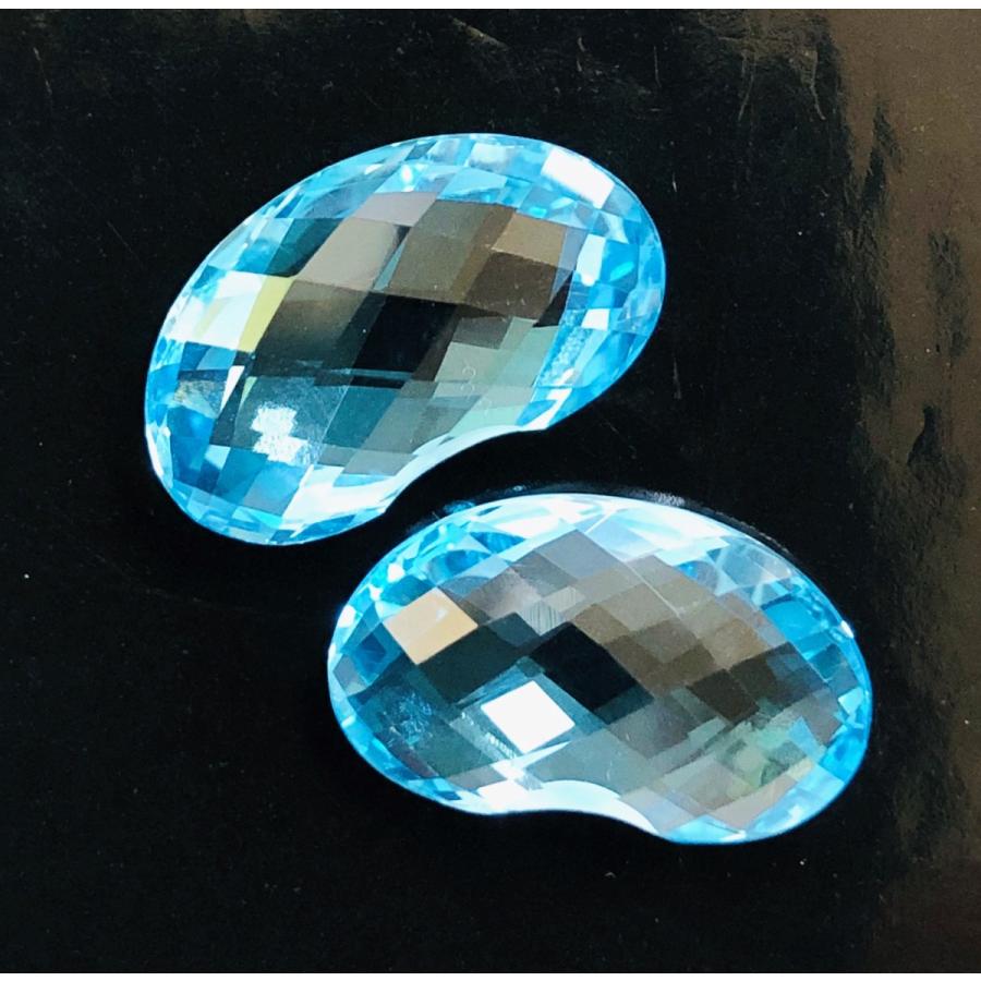 ブルートパーズ　ビーンズチェッカーカット2個セット　合計19.61ct　ルースの画像
