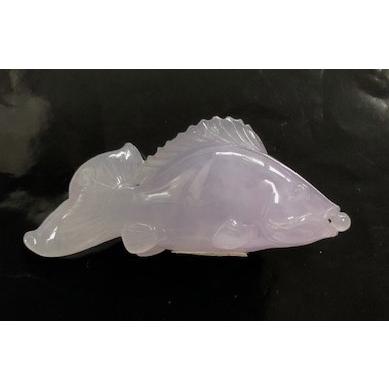 ラベンダー翡翠 魚モチーフ 置物 85.09ct ルース ディスプレイ用ケース