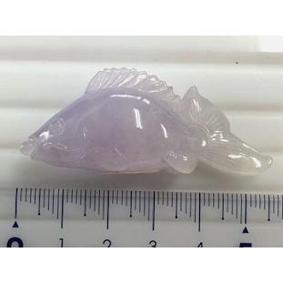 翡翠系 ?置物 魚 ラベンダー翡翠 魚モチーフ 置物 85.09ct ルース ディスプレイ用
