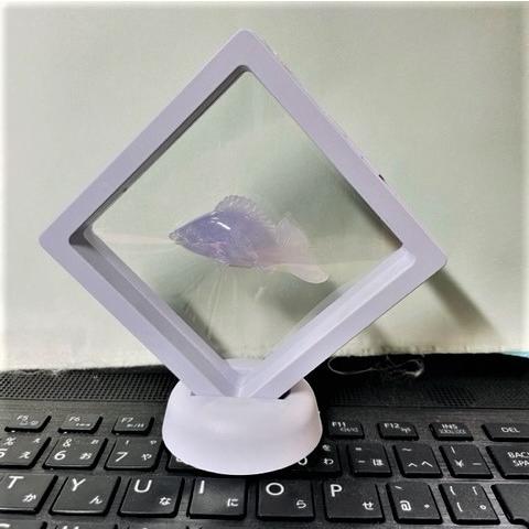 ラベンダー翡翠 魚モチーフ 置物 85.09ct ルース ディスプレイ用ケース