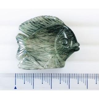 アクチノライトクォーツ　魚カービング　56.17ct　ルース　ソーティング付き　ディスプレイ用ケース付きの画像
