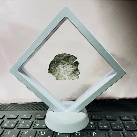 アクチノライトクォーツ　魚カービング　56.17ct　ルース　ソーティング付き　ディスプレイ用ケース付きの画像