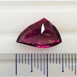 ロードライトガーネット　変型　5.81ct　ルースの画像