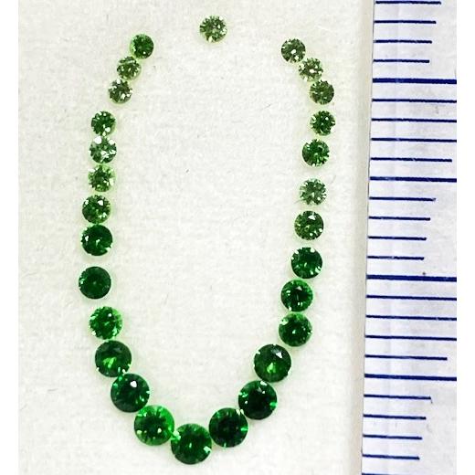 グリーンガーネット　1.2〜2.2mm　ラウンドカット グラデーションの画像