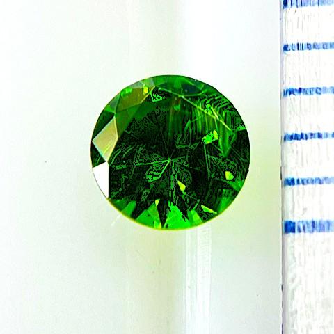 デマントイドガーネット　ラウンドカット　0.18ct　ルースの画像
